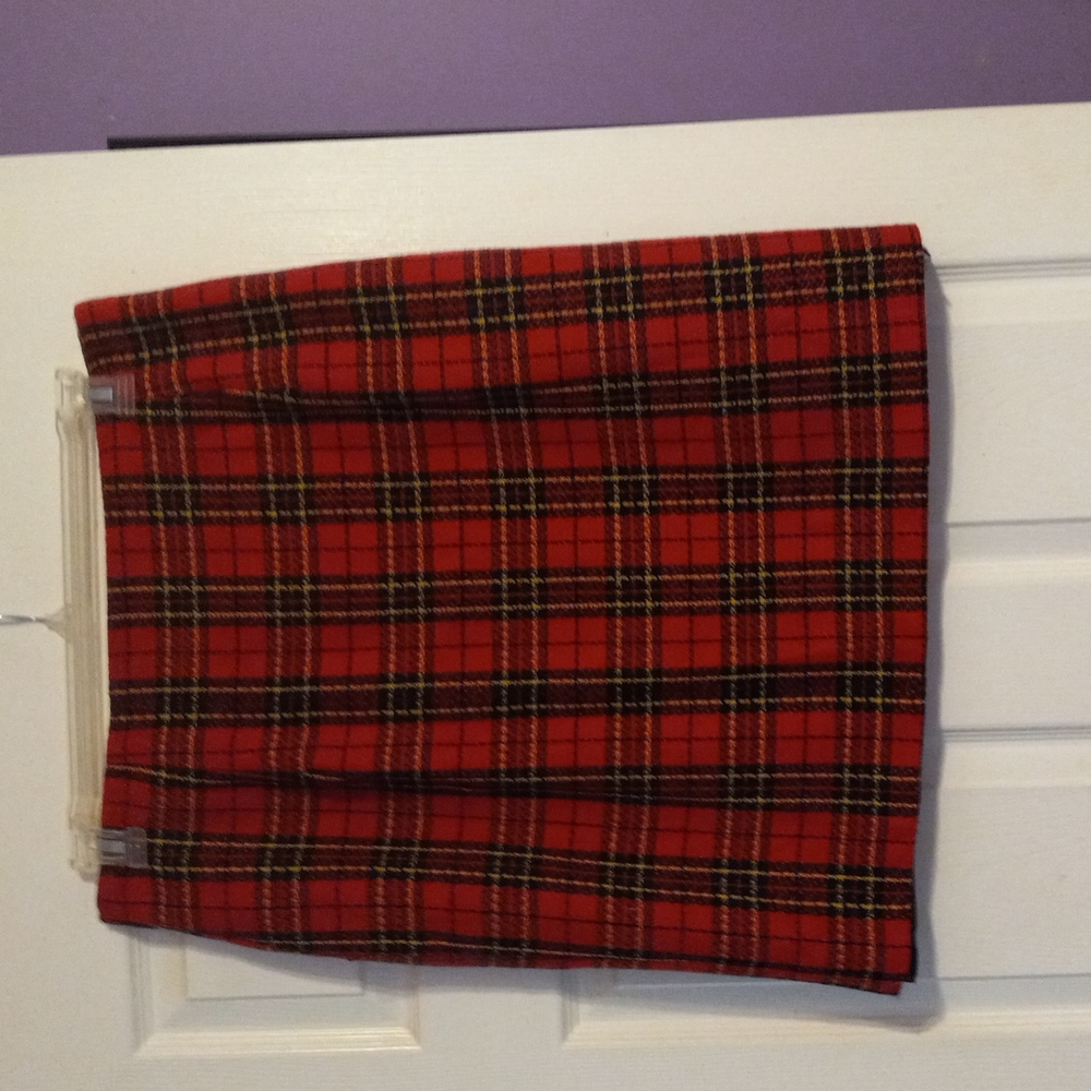 This adorable classy little plaid skirt..fully lined